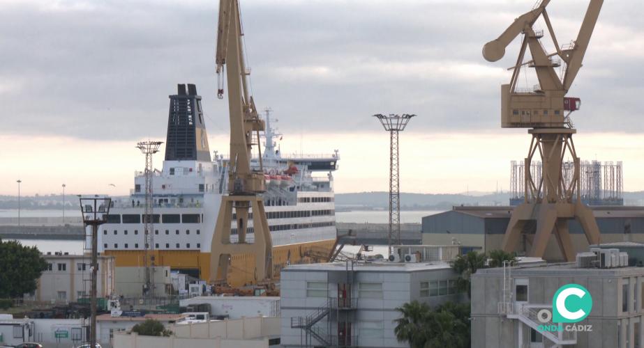 Imagen de navios en los diques de la factoría gaditana