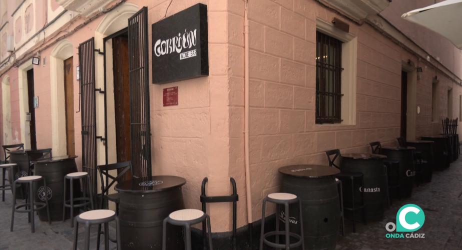 Una terraza en una de las calles del emblemático barrio gaditano