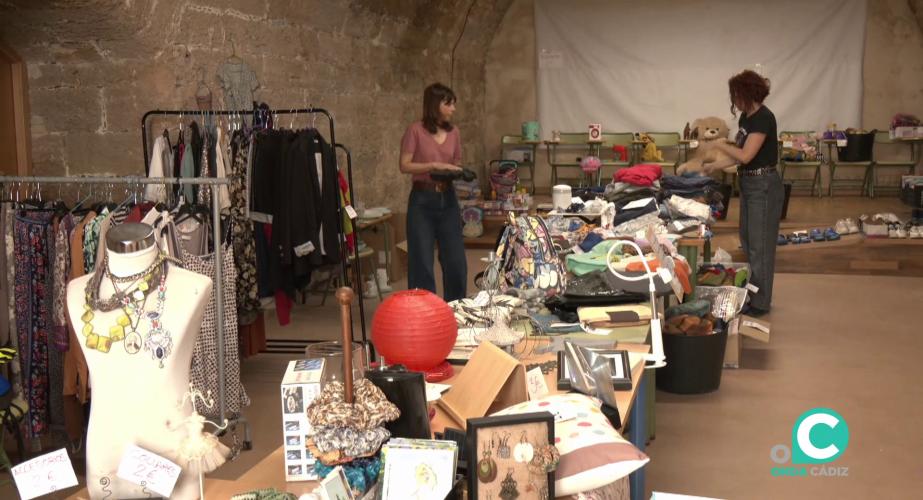 Dos voluntarias con algunos de los productos que se ofrecen en este singular proyecto