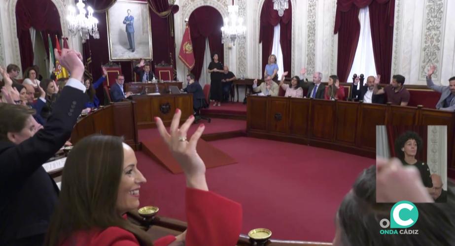 Un momento de la votación en la sesión extraordinaria celebrada este jueves