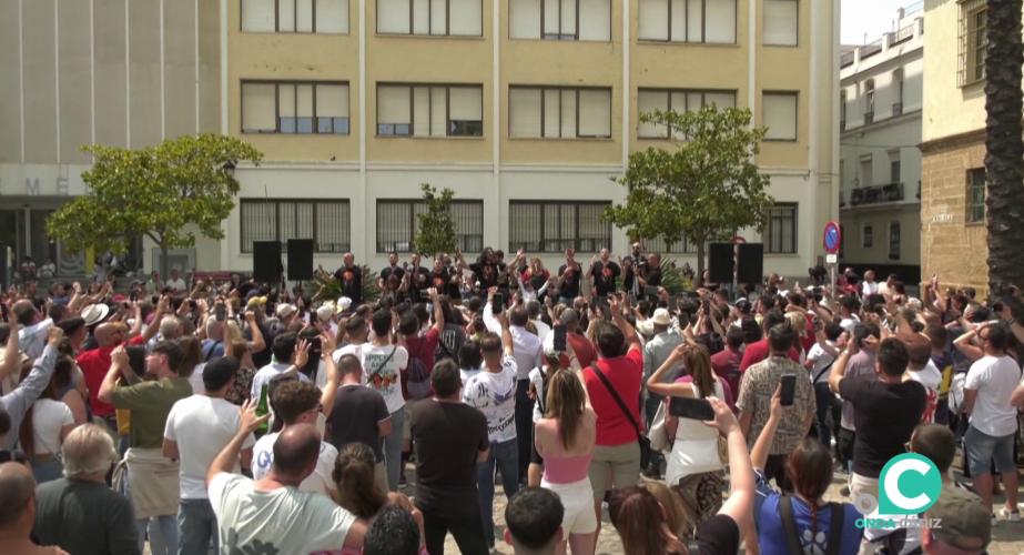 La plaza de Fragela se llenó de emociones en la actuación de la antología del afamado creador 
