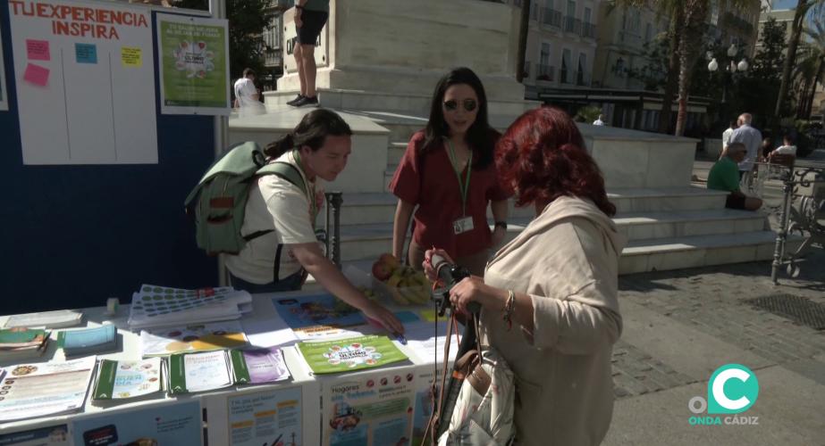 Mesa informativa instalada este lunes en la capital gaditana