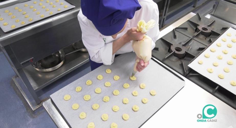 Una alumna durante sus prácticas en la cocina del centro