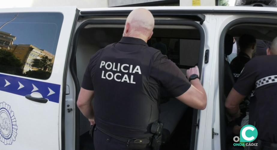 Agente accediendo a su vehículo en una imagen de archivo