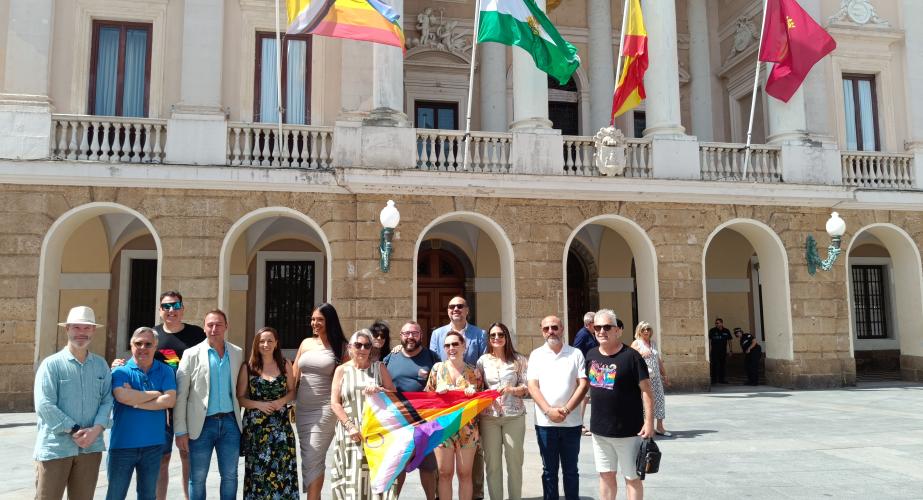 El Ayuntamiento de Cádiz luce ya la bandera inclusiva