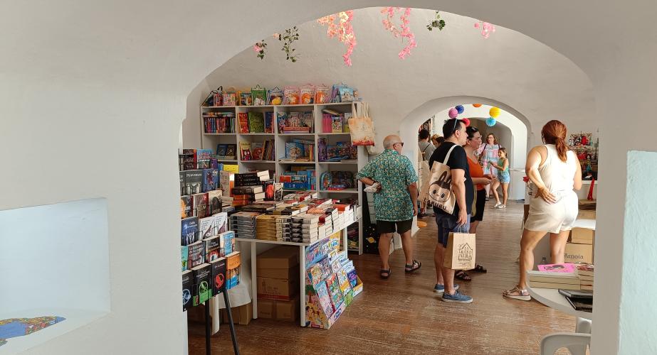 Público en las casamatas de la Feria del Libro de Cádiz.