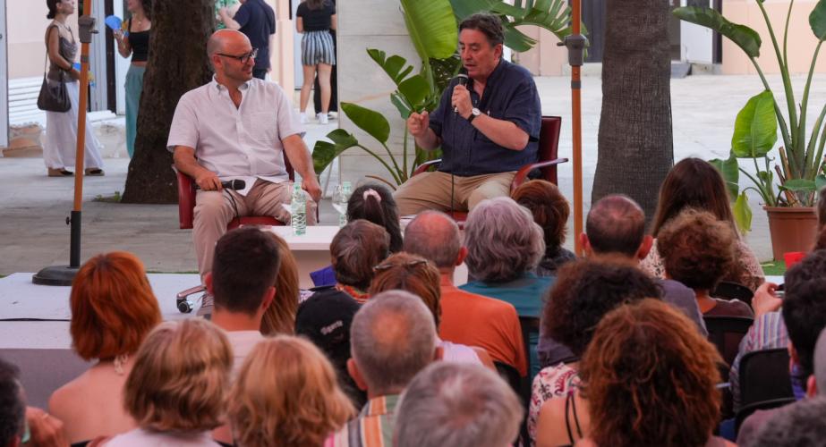 El poeta y director del Instituto Cervantes, Luis García Montero, conversando con el coordinador de la Feria del Libro de Cádiz, Alejandro Luque. 