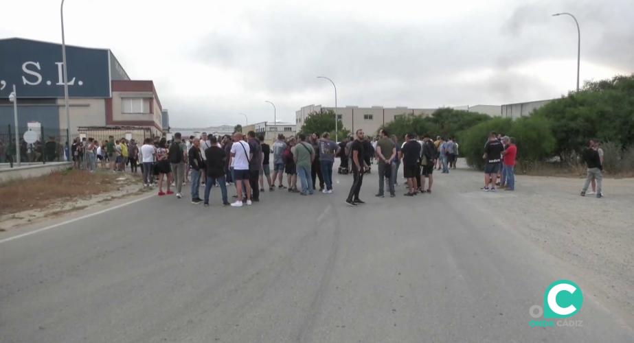 Trabajadores concentrados este miércoles en uno de los accesos de la factoría de Navantia Puerto Real.