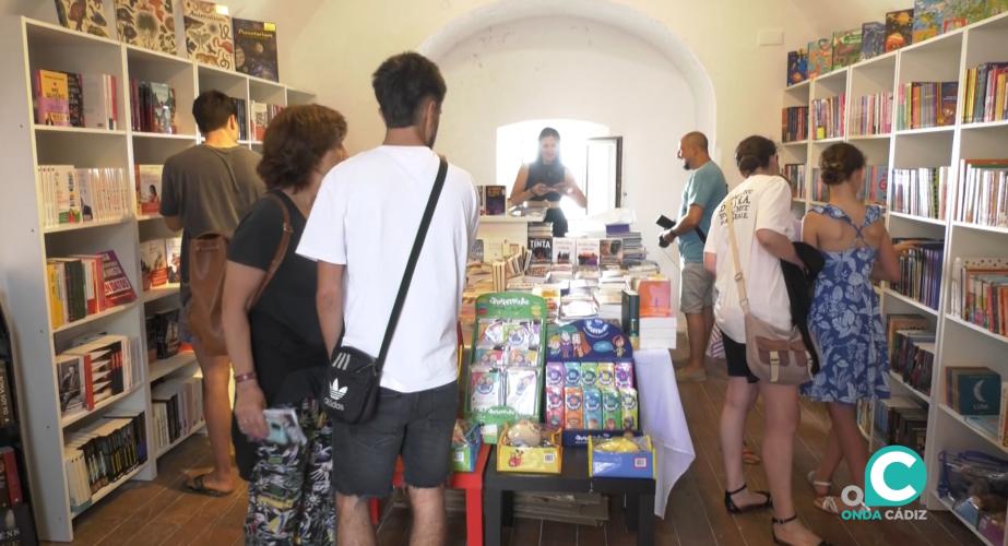 Público en una de las salas del Baluarte de la Candelaria durante la Feria del Libro de Cádiz. 