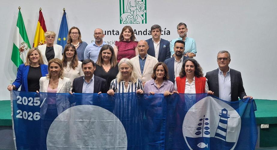 La delegada de la Junta de Andalucía en Cádiz, Mercedes Colombo, ha entregado las banderas azules a las playas y puertos deportivos de la provincia.