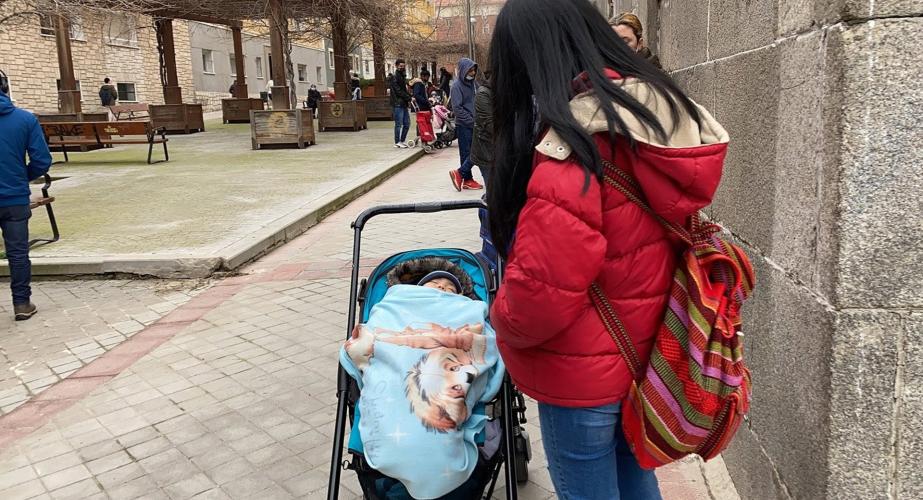 Una madre con su hijo en una imagen de archivo