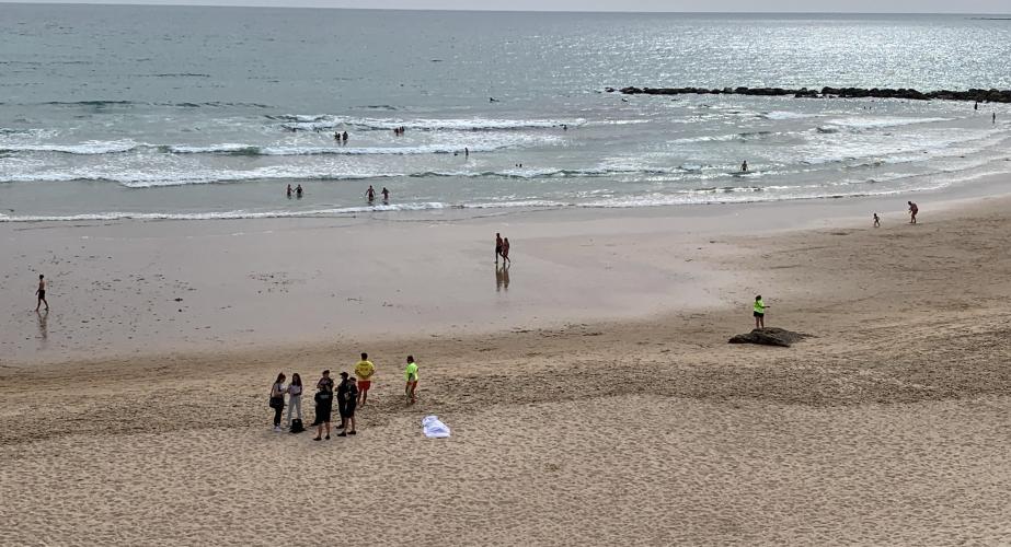 El cuerpo del bañista sobre la arena a la espera de su traslado
