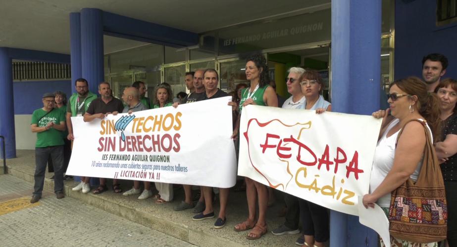 Concentración, este lunes, a las puertas del IES Fernando Aguilar Quignon.