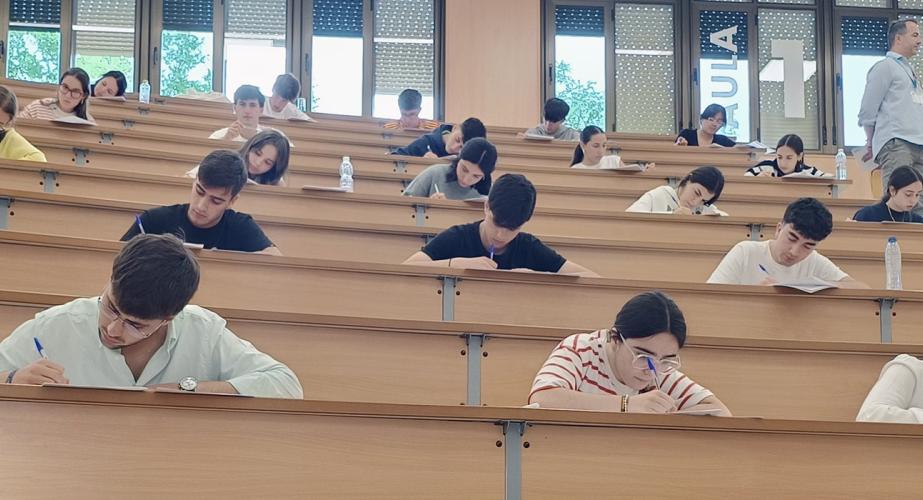 Estudiantes realizando los exámenes de la PAU en una de las salas de estudio del campus de la UCA.