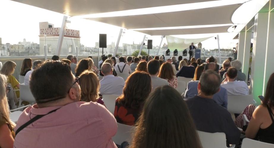 Unicaja inaugura un nuevo espacio cultural en el cielo de Cádiz.