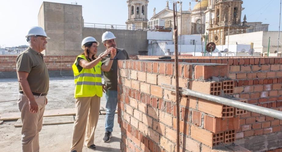 La concejala de Vivienda y Desarrollo Sostenible y presidenta de Procasa, Ana Sanjuán, en una imagen de archivo de una visita a unas obras.