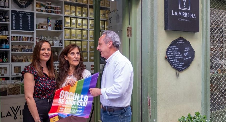 La concejala de Políticas de Inclusión y Lgtbi, Virginia Martín, junto con el presidente de Cádiz Centro Comercial Abierto, José Amaya, en el comercio La Virreina Colonial, nuevo Punto Arcoiris de la ciudad.