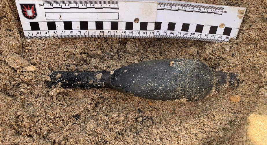 Proyectil neutralizado en la playa de Camposoto en San Fernando.