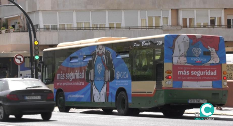 El servicio de autobús urbano por las calles de Cádiz. 