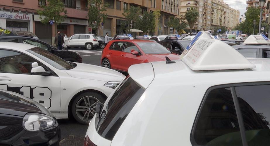 Los vehículos de las autoescuelas se manifiestan en la calles en una imagen de archivo