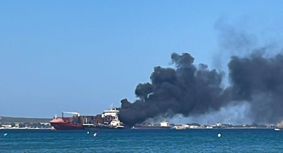 Columna de humo del navio ardiendo en aguas algecireñas