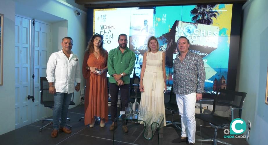 Mar Díez, junto a Juan Garrido, Anabel Rivera, y José Mijita y Caracolillo de Cádiz, en la presentación de la programación de verano de la Fundación Cajasol. 