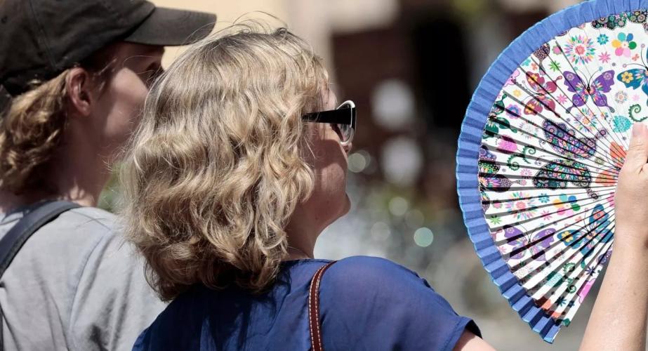 Evitar exponerse al sol durante las horas centrales del día es una de las recomendaciones en estos días de ola de calor.