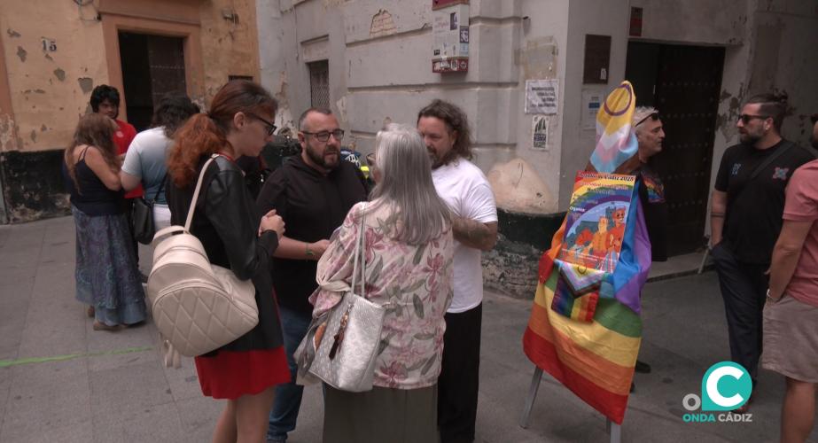 Miembros de la plataforma 'Comisión 28J' Cádiz en la presentación del cartel de la manifestación con motivo del Día del Orgullo 2025.