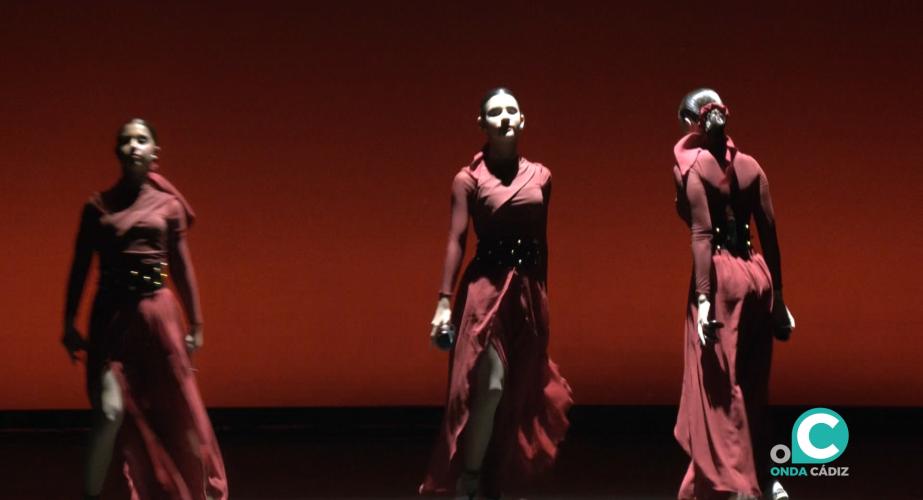 Primera sesión del espectáculo de danza del Conservatorio Maribel Gallardo en el Falla. 