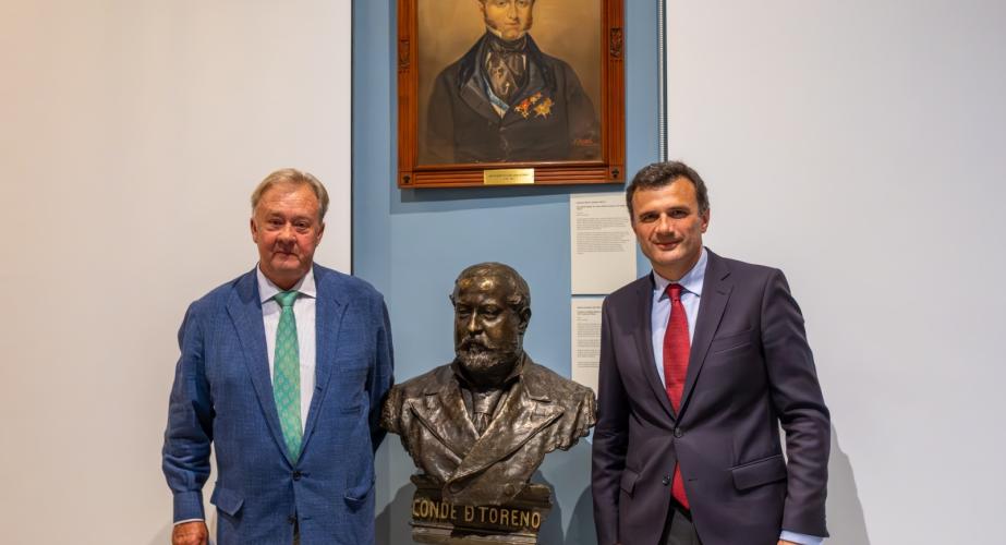 El alcalde de la ciudad, Bruno García, y Francisco de Borja Queipo de Llano y Fernández de Villaciencio, conde de Toreno, posan junto al busto del VIII Conde de Toreno.