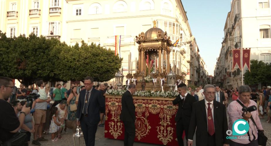 10 pasos formaron el cortejo de la procesión del Corpus Chico en Cádiz. 