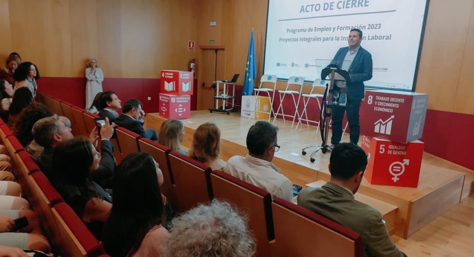 Imagen de la clausura del Programa de Empleo y Formación correspondiente a la convocatoria de 2023 y del Programa 'T-Acompañamos'.