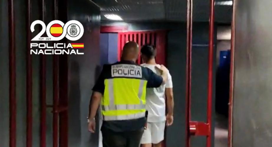 Un agente conduce al detenido por violencia contra su pareja en plena calle en Cádiz.