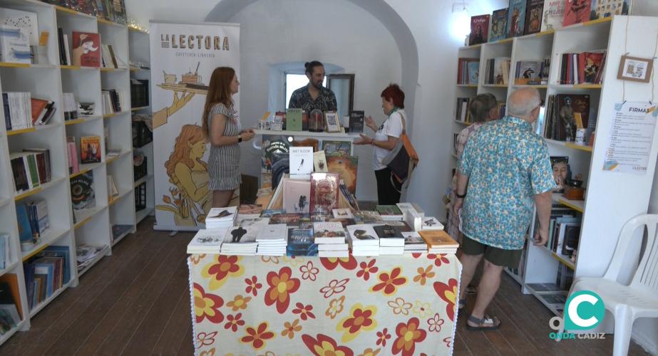 Personas visitando las casamatas de la Feria del Libro de Cádiz.