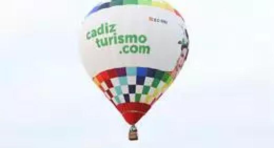 El globo del Patronato Provincial de Turismo con la imagen de la Gitana por los cielos de la Sierra de Cádiz, a 7 de mayo de 2025, en Cádiz