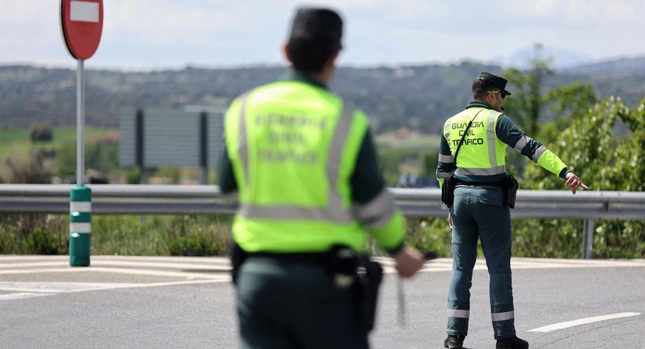 Agentes en un control de carretera en una imagen de archiivo