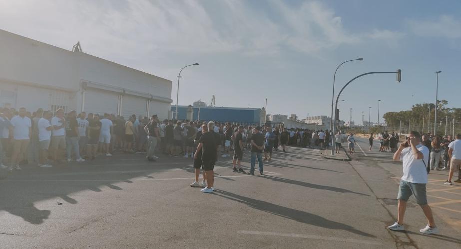 Concentración a las puertas de Navantia Cádiz en la mañana de este viernes. 