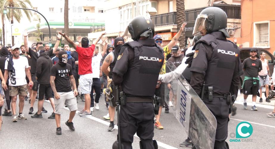 Manifestantes y efectivos de la Policía Nacional en la avenida.