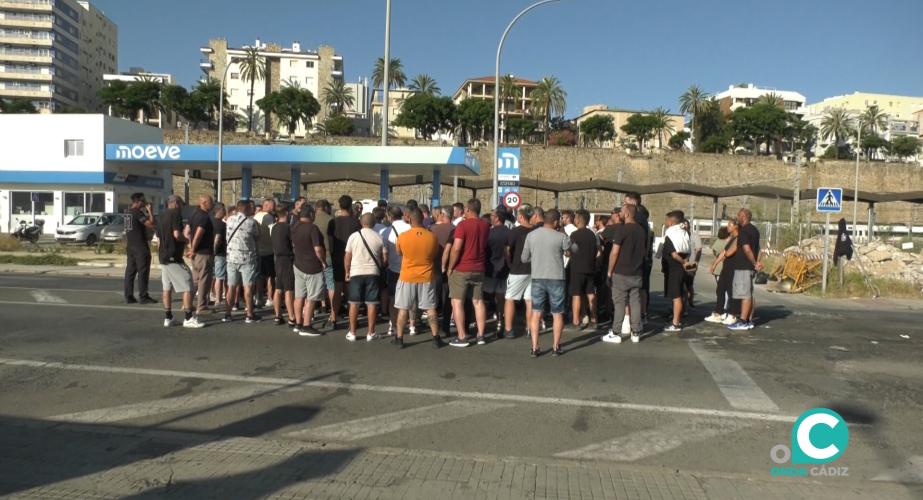 Concentración de los trabajadores del sector del metal en Cádiz en la mañana de este jueves. 