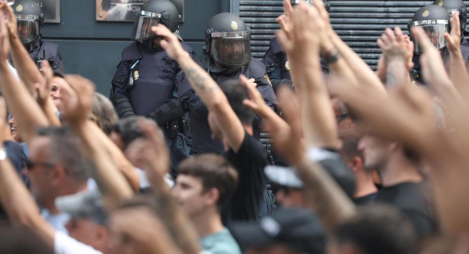 Agentes junto a los manifestantes en la jornada de este martes en la capital gaditana