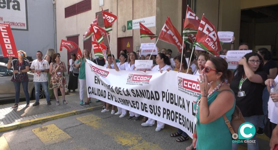 Protesta de la plantilla de la lavandería del Puerta del Mar en su lugar de trabajo. 