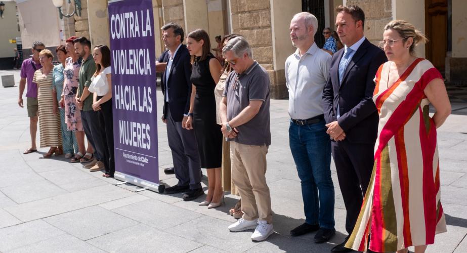 Un momento de la concentración respetuosa en la plaza de San Juan de Dios