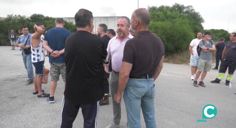 El secretario provincial de Cádiz de Industria de UGT, Antonio Montoro, con trabajadores del metal.