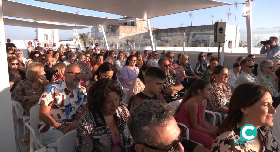 Público disfrutando de uno de los conciertos en la terraza de la Fundación Unicaja de Cádiz. 