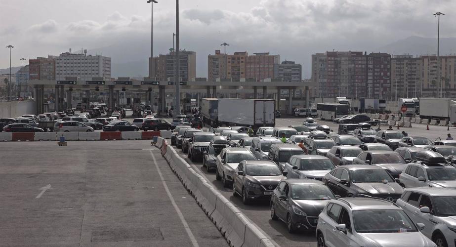 Numerosos vehículos esperan para cruzar la frontera en el puerto algecireño en una imagen de archivo