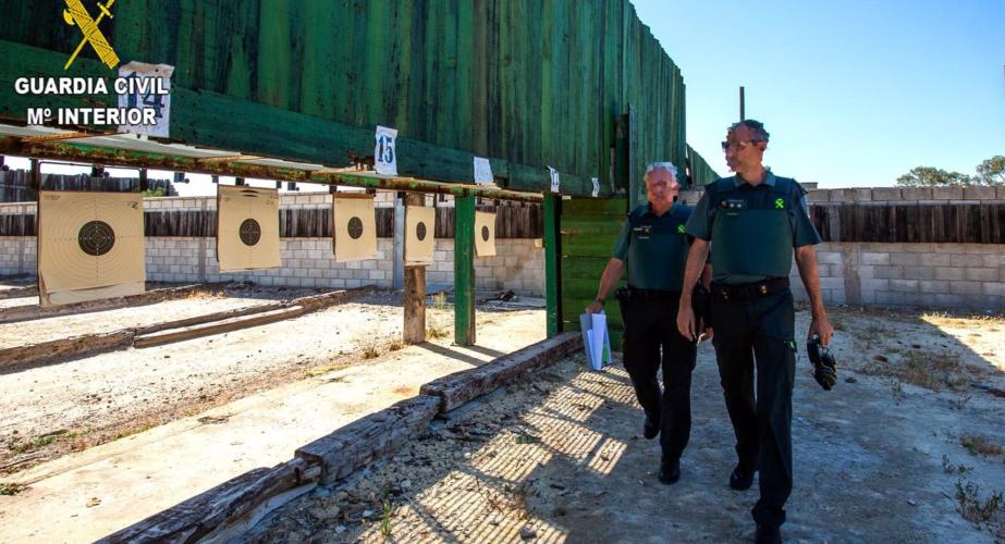 Agentes de la Guardia Civil de Cádiz en un operativo contra informes médicos fraudulentos.