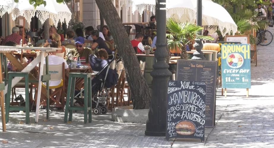 Servicios lidera la bajada del paro en sectores en la comunidad autónoma andaluza. 