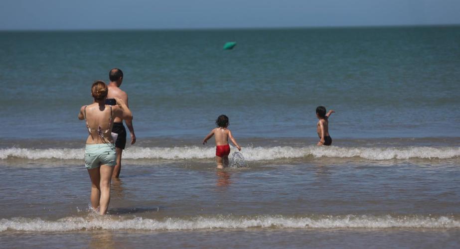 Bañistas en la playa de la Valdelagrana, en El Puerto de Santa María.