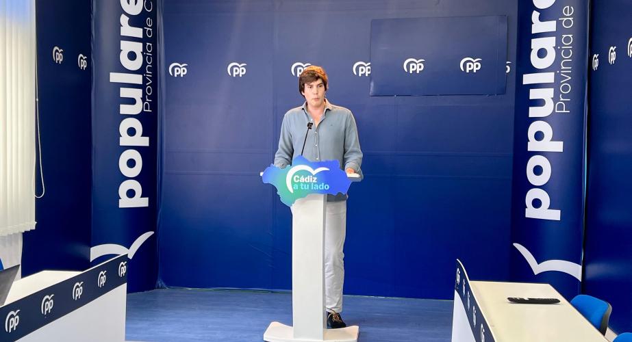 El diputado nacional Miguel Sastre habla en rueda de prensa sobre infraestructuras ferroviarias en la provincia.