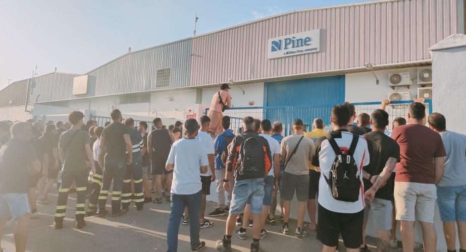 Piquetes de los trabajadores del metal a las puertas de las factorías de Puerto Real. 